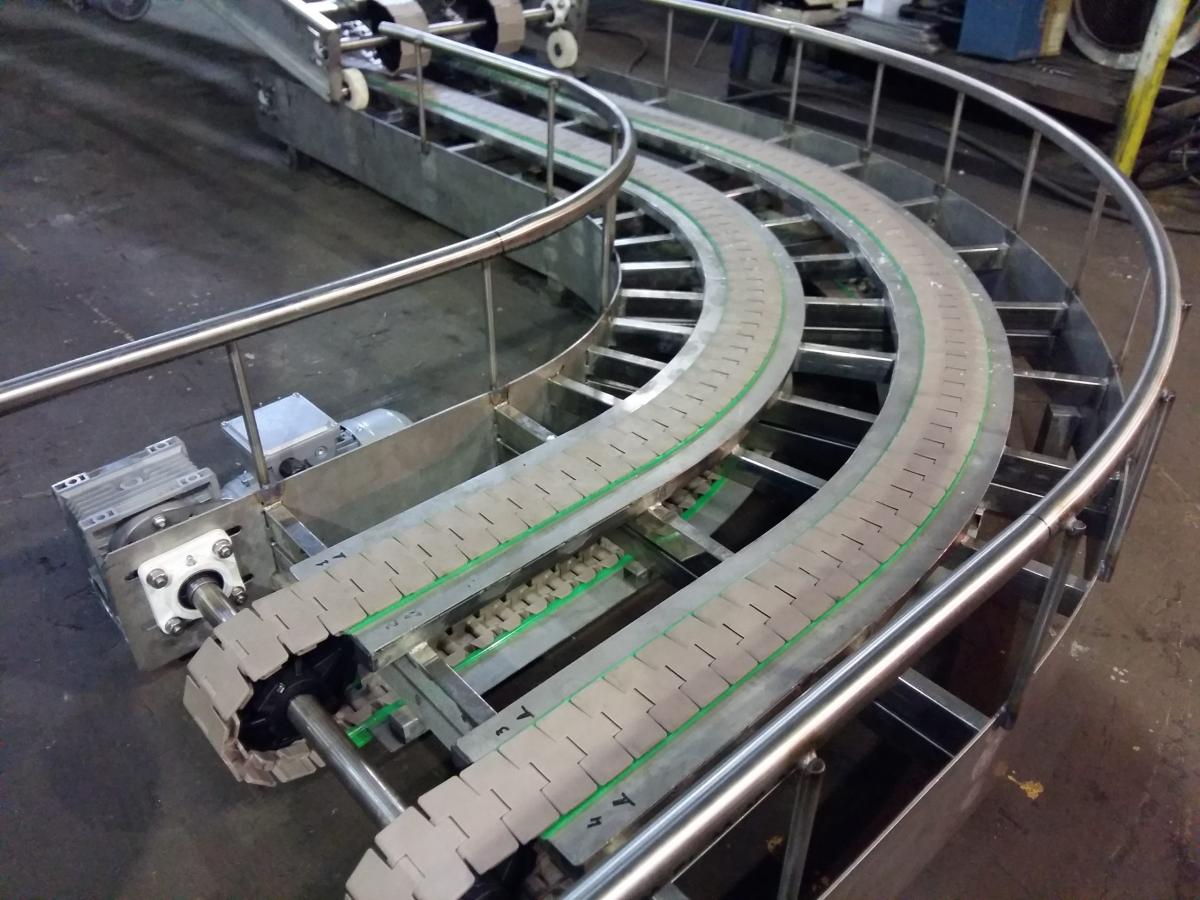 Пластинчатый конвейер с пластиковой цепью